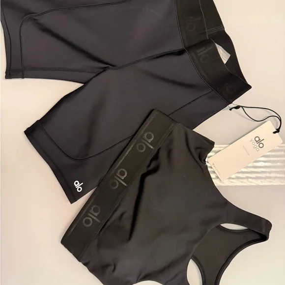 ALO Yoga Jet Black Activewear Set - Picture 2 of 8